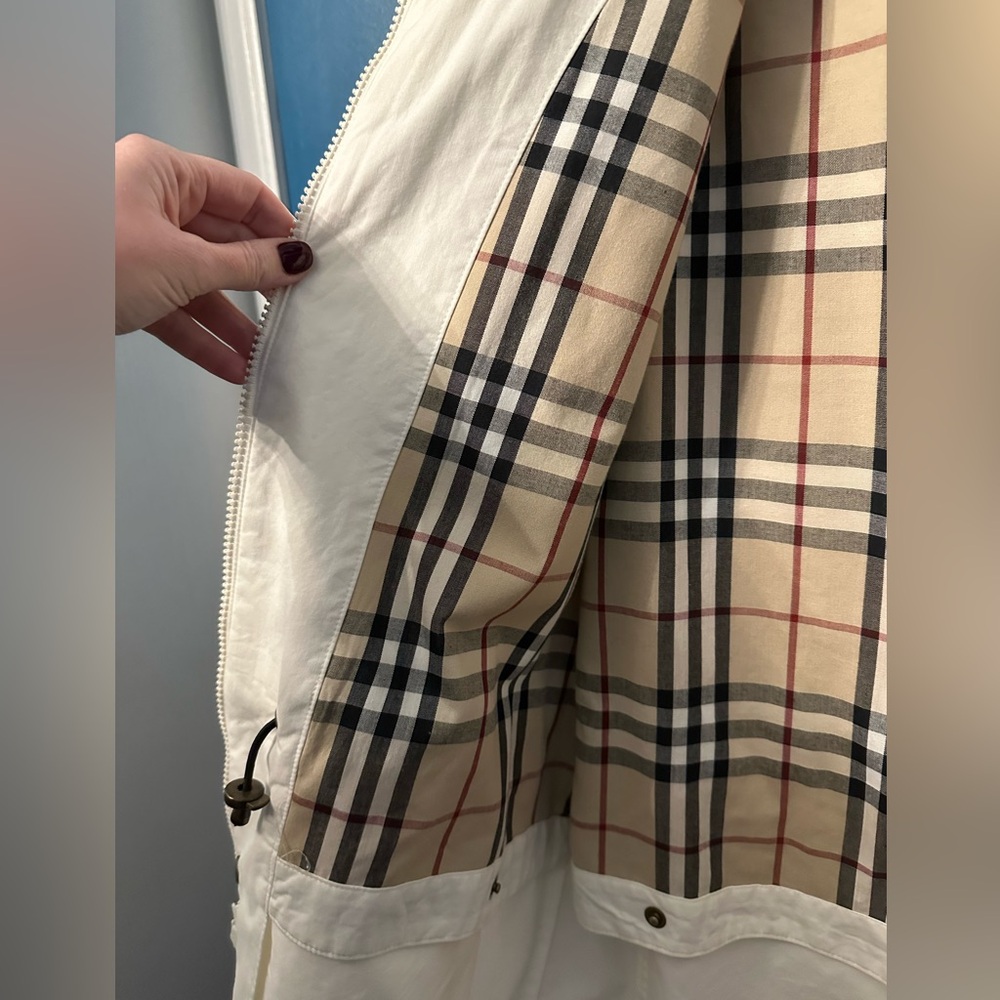 Burberry White Raincoat/Windbreaker with Hood - Size M - Picture 8 of 15
